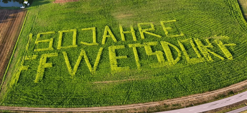 Landwirt säht Logo zum Feuerwehrfest aufs Feld